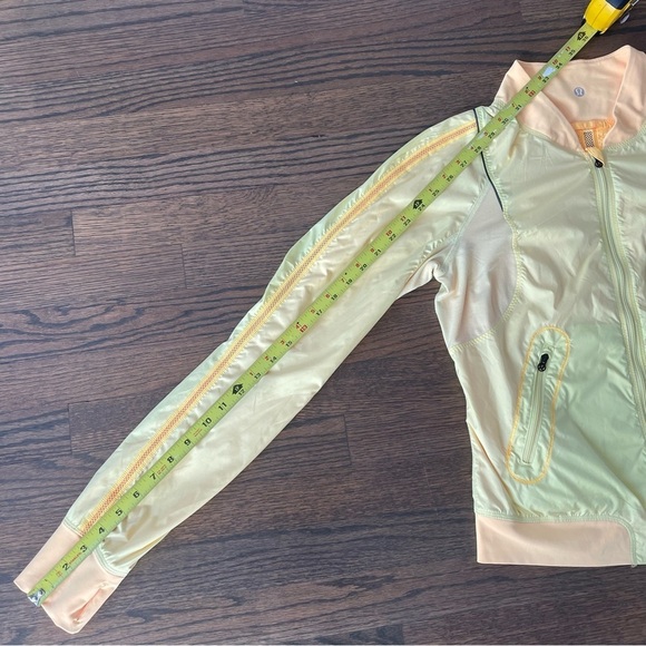 Lululemon Run: Two To Make It True Jacket
Mellow Lemon / Burning Yellow - Picture 12 of 15